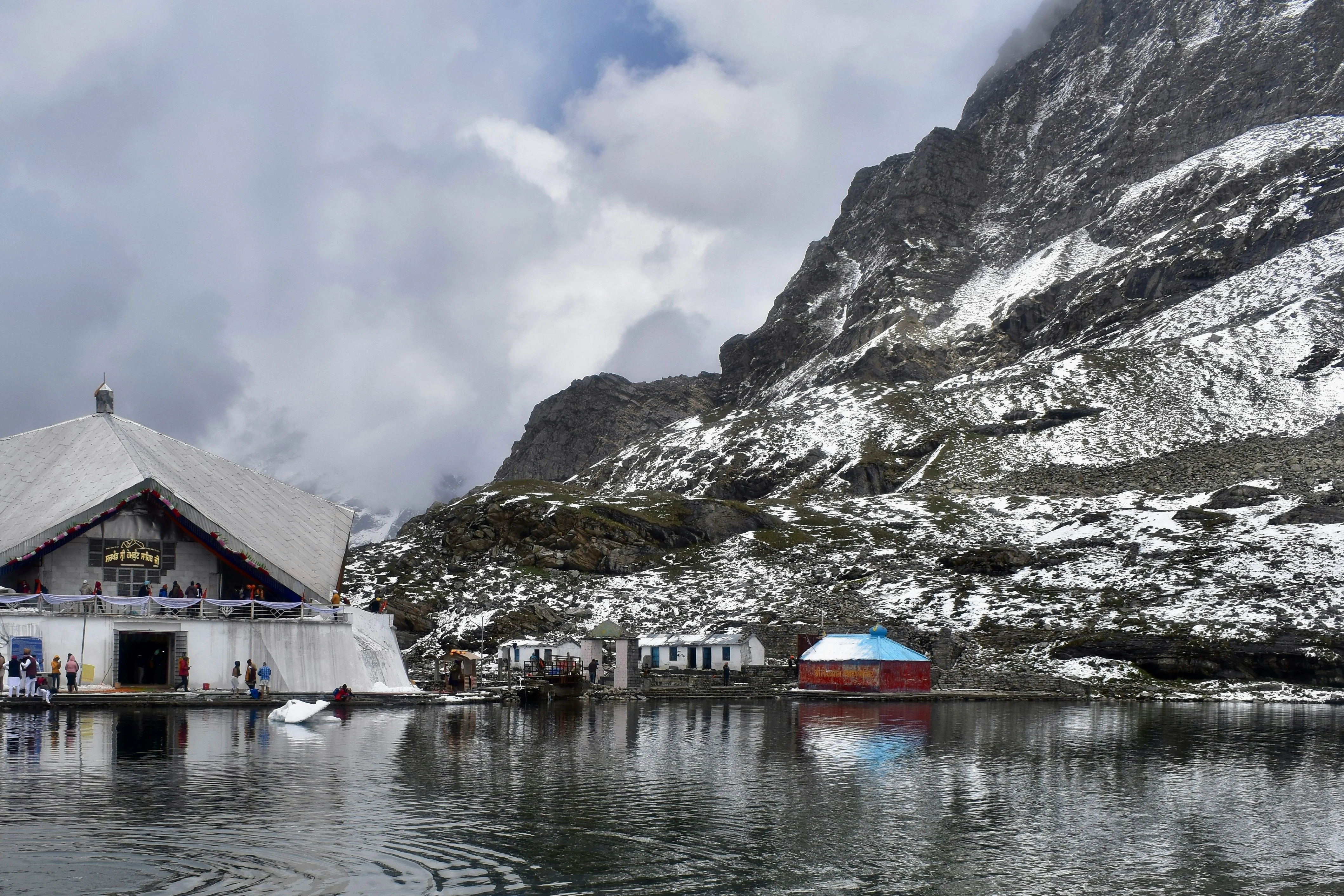 Valley of Flowers Hemkund Sahib Tour Package 5 Nights 6 Days | Trek Package | TraveloChat